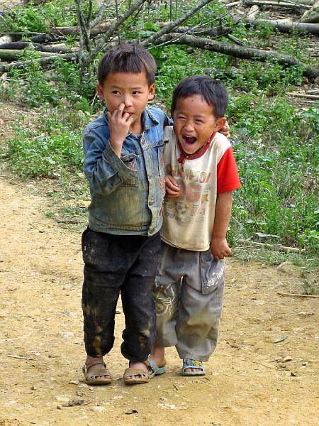 2006-10-28-09-11-42_161 Amused Vietnamese boys.JPG